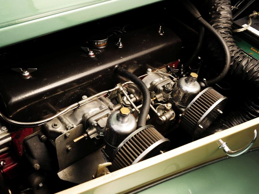 Моторный отсек Alvis TA21 Drophead Coupe by Tickford 1952 года  (фото 12 из 20)